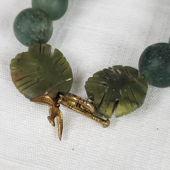 Beautiful Natural Jade Stone Frosted Bead Bracelet Gold Tone Accents - Picture 7 of 8